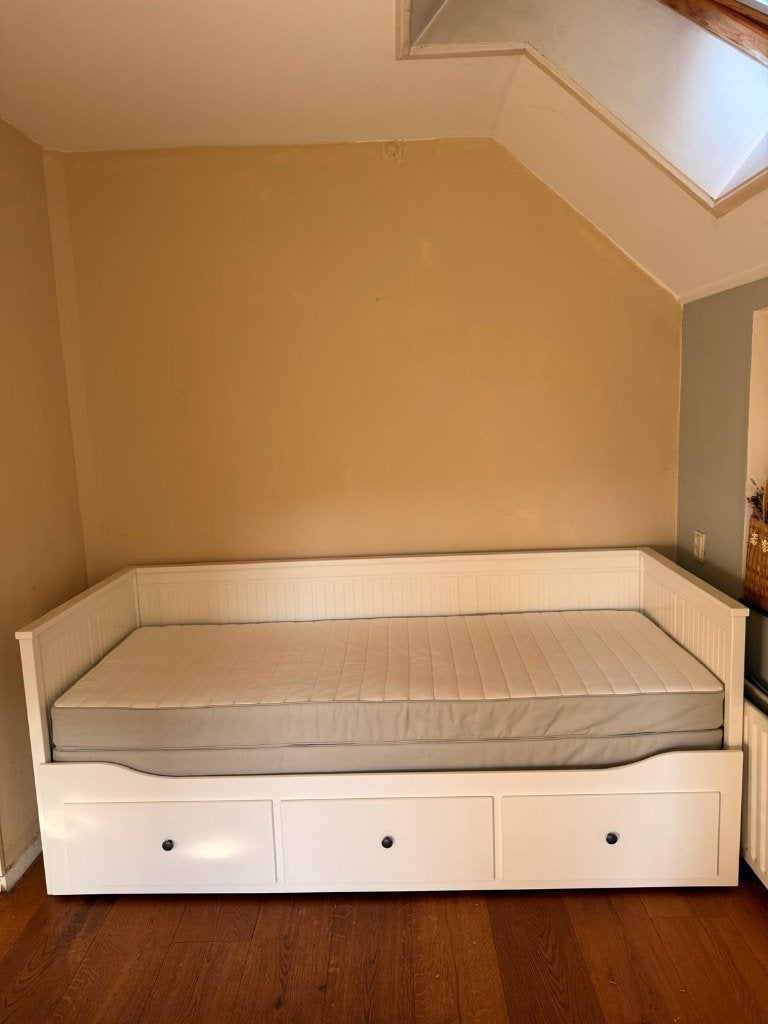 IKEA HEMNES landelijke Bedbank / slaapbank incl 2 matrassen, Ophalen, Wit, Tweepersoons, Zo goed als nieuw