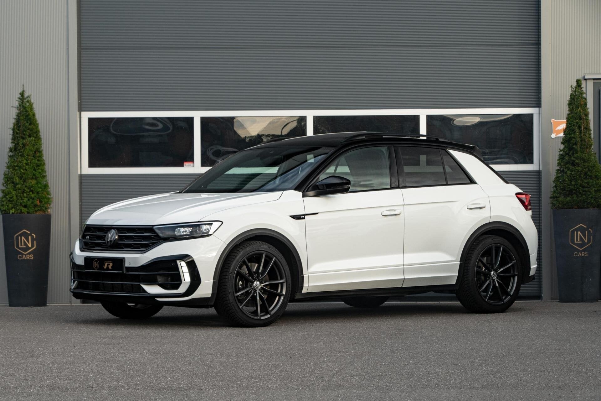Volkswagen T-Roc 2.0 TSI 4Motion R|Akrapovic|DAB|Pano|ACC, Auto's, Automaat, Dealer onderhouden, Gebruikt, 4 cilinders