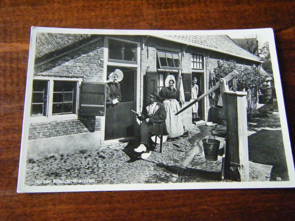 W40 - Huizen NH - Klederdracht - Pomp - Mooi/Oud, Ophalen of Verzenden, 1940 tot 1960, Noord-Holland