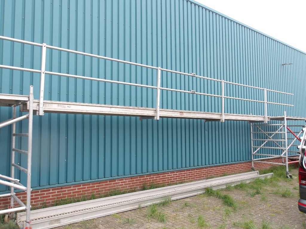 Altrex loopbrug 8 m compleet met dubbele leuning   -  3 sets, Doe-het-zelf en Verbouw, Ophalen, Gebruikt, Rolsteiger of Kamersteiger