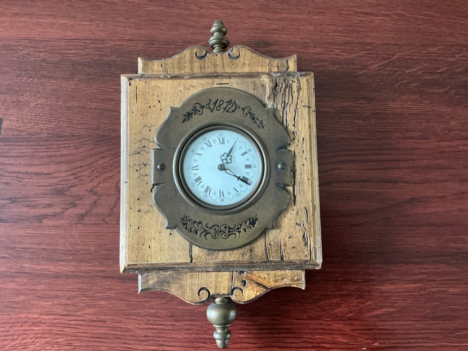 Vintage houten wandklok met messing accenten, Antiek en Kunst, Ophalen of Verzenden