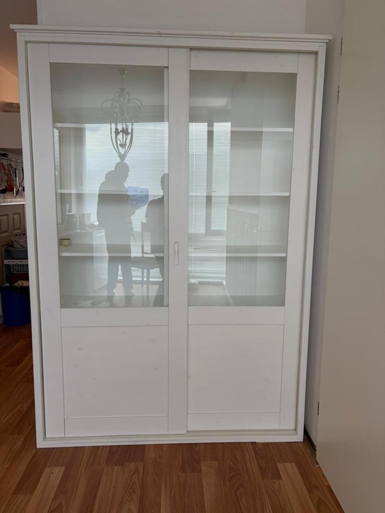 Witte vitrinekast met glazen schuifdeuren, Huis en Inrichting, Kasten | Vitrinekasten, Modern, Klassiek, 100 tot 150 cm, Ophalen of Verzenden