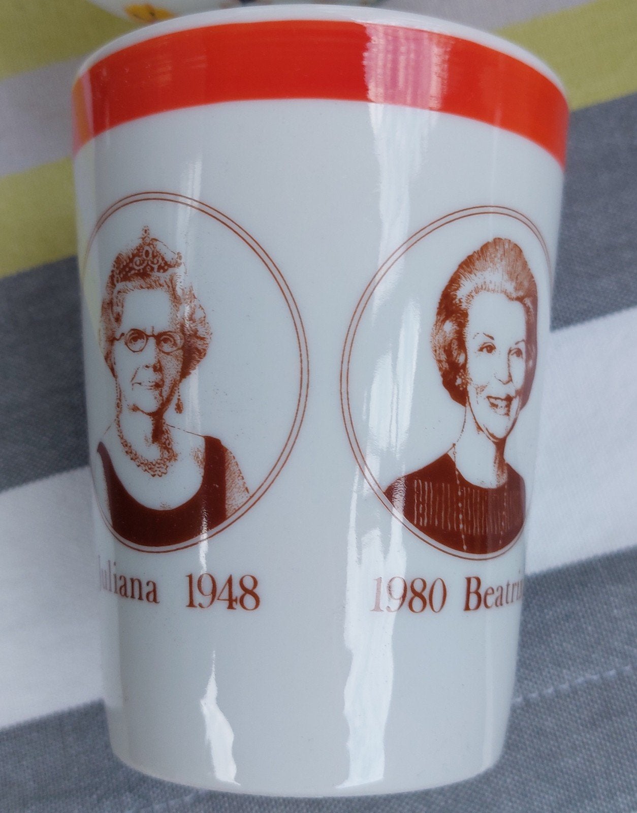 2 Koninklijke bekers uit 1966 en 1980, Verzamelen, Ophalen of Verzenden, Gebruikt, Nederland, Servies