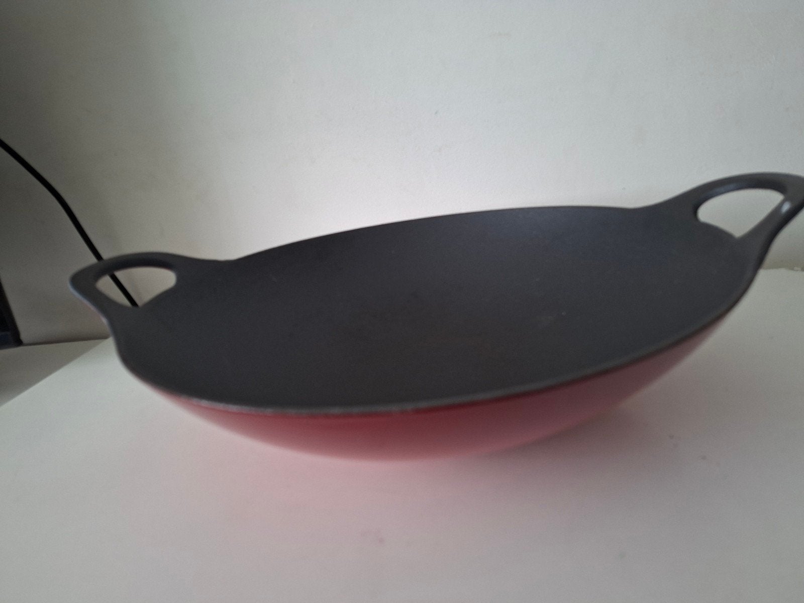 Rode gietijzeren gietijzer wokpan met handvatten, Huis en Inrichting, Keuken | Potten en Pannen, Gebruikt, Gietijzer, Met handvatten