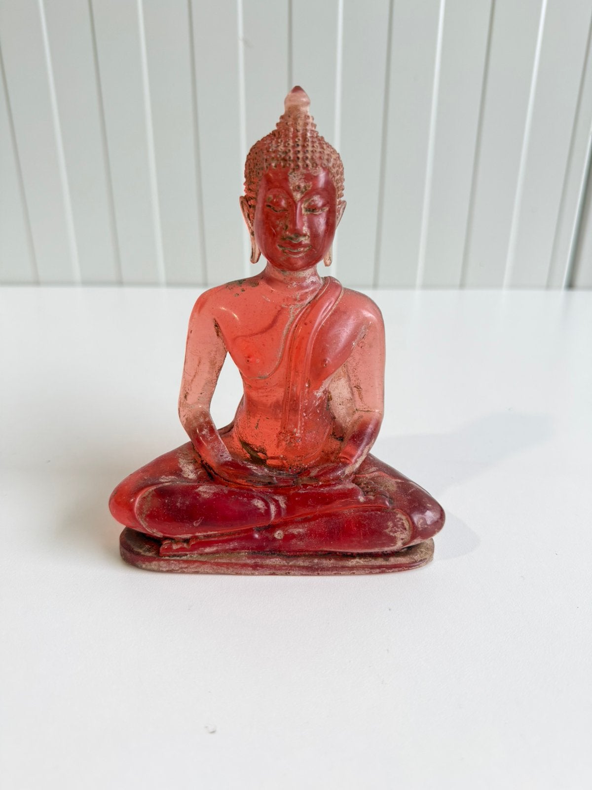 Thais Boeddhabeeld van rood doorschijnend hars, Ophalen of Verzenden, Zo goed als nieuw