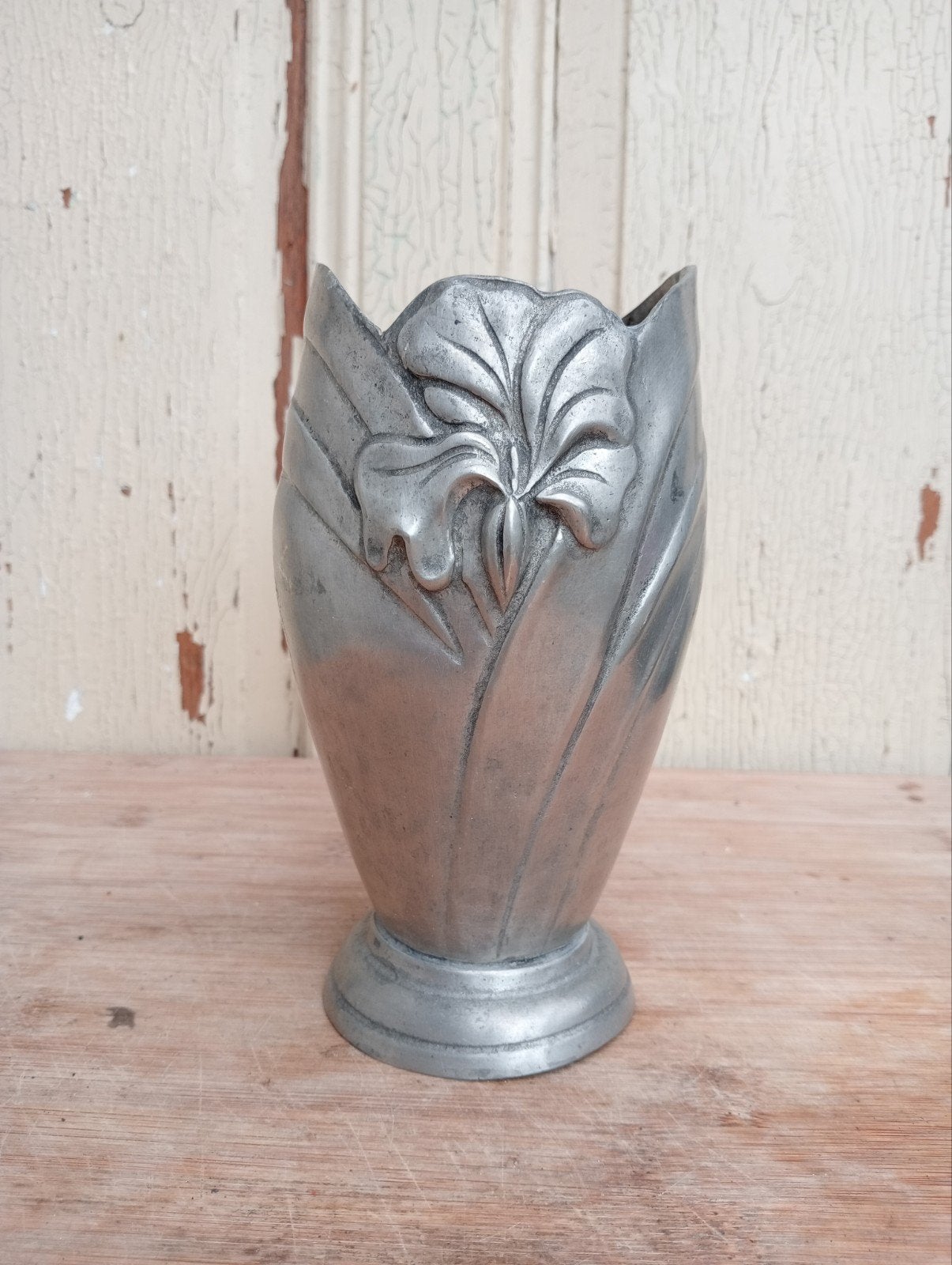 Art Nouveau Tinnen Vaas met Iris Reliëf, Ophalen of Verzenden