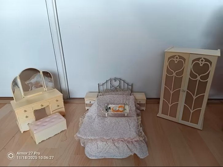 Vintage Sindy Slaapkamer Set + kledingkast met kleding, Ophalen of Verzenden, Zo goed als nieuw, Accessoires