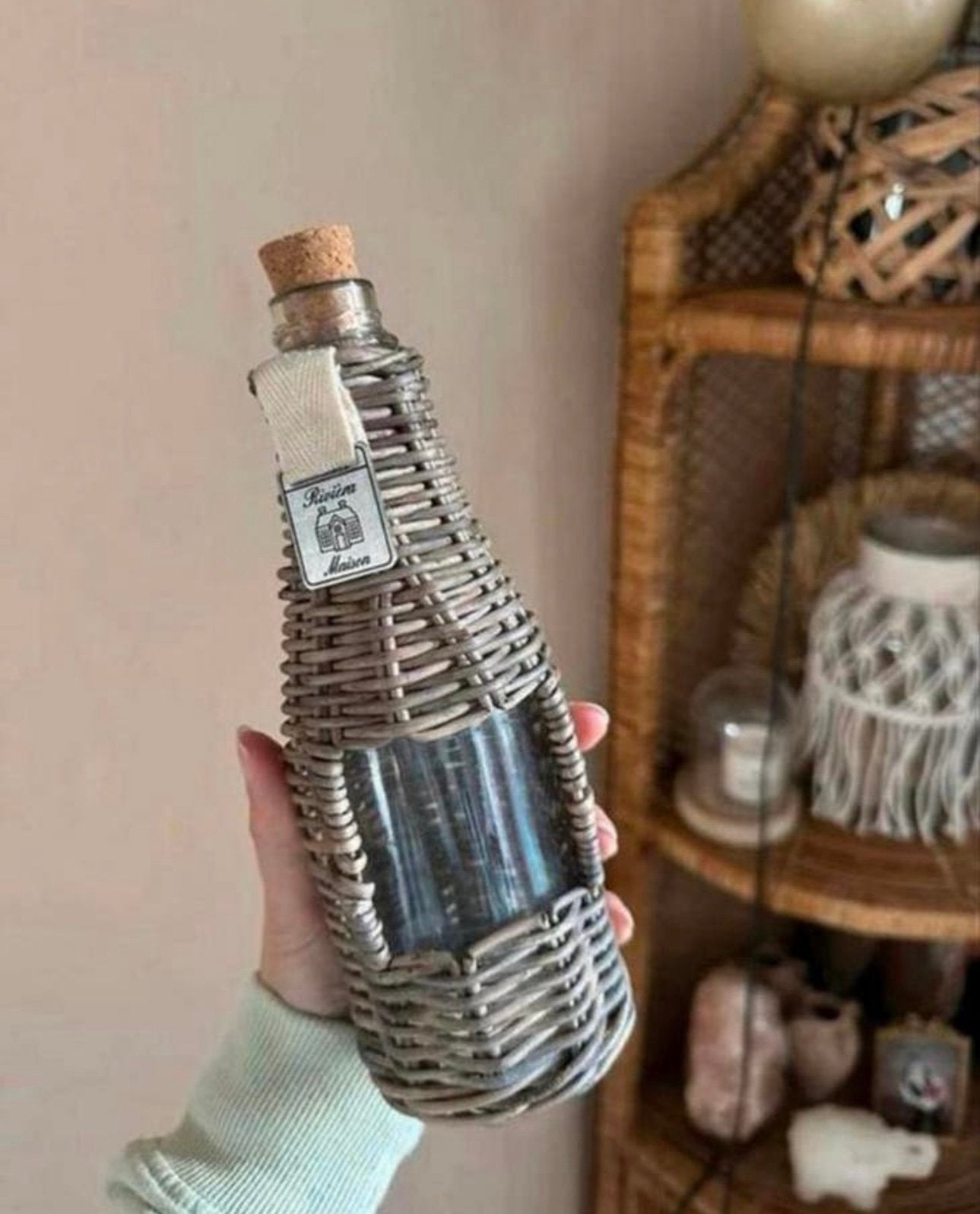 Glazen fles met rieten omhulsel van riviera maison, Ophalen of Verzenden, Zo goed als nieuw