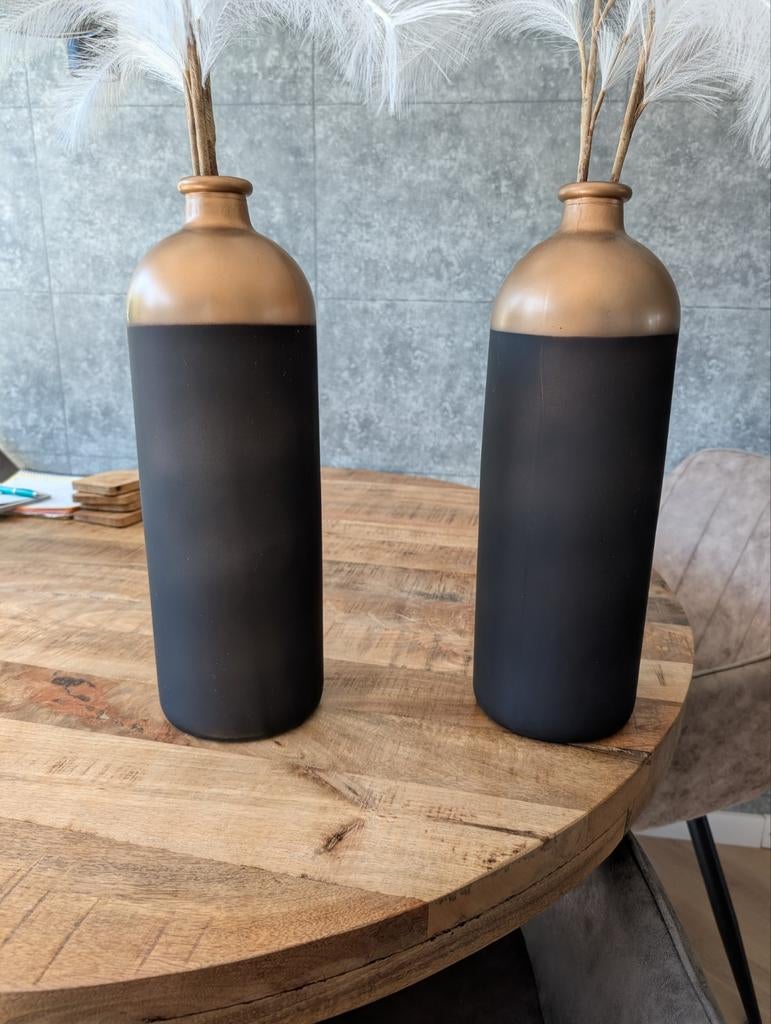 Set van 2 zwarte vazen met gouden hals, Huis en Inrichting, Woonaccessoires | Vazen, Zo goed als nieuw, Zwart, 50 tot 75 cm, Overige materialen