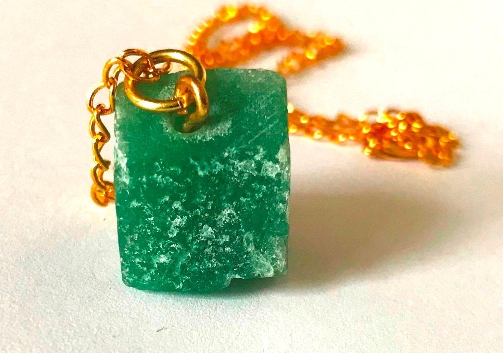 Natuurlijke Ruwe Siberian Jade Edelsteen vergulde ketting, Verzenden, Nieuw, Steen of Mineraal, Met edelsteen
