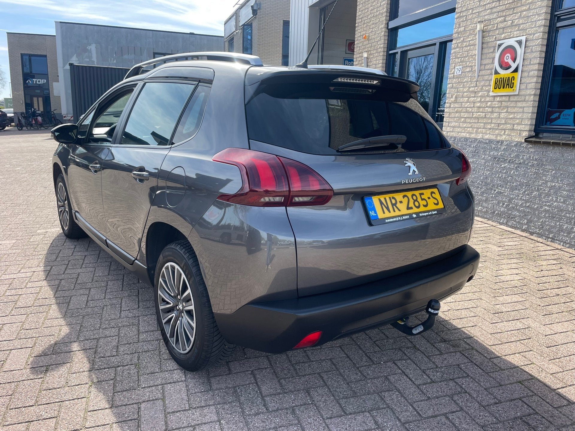 Peugeot 2008 1.2 PureTech-CARPLAY-PANODAK-Trekhaak, Voorwielaandrijving, Euro 6, Origineel Nederlands, Bedrijf
