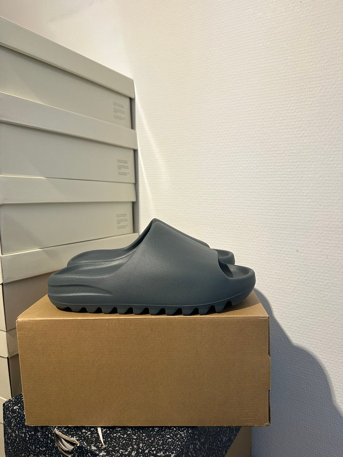 Yeezy Slide "Slate Marine" 42, Overige kleuren, Nieuw, Ophalen of Verzenden, Sneakers of Gympen