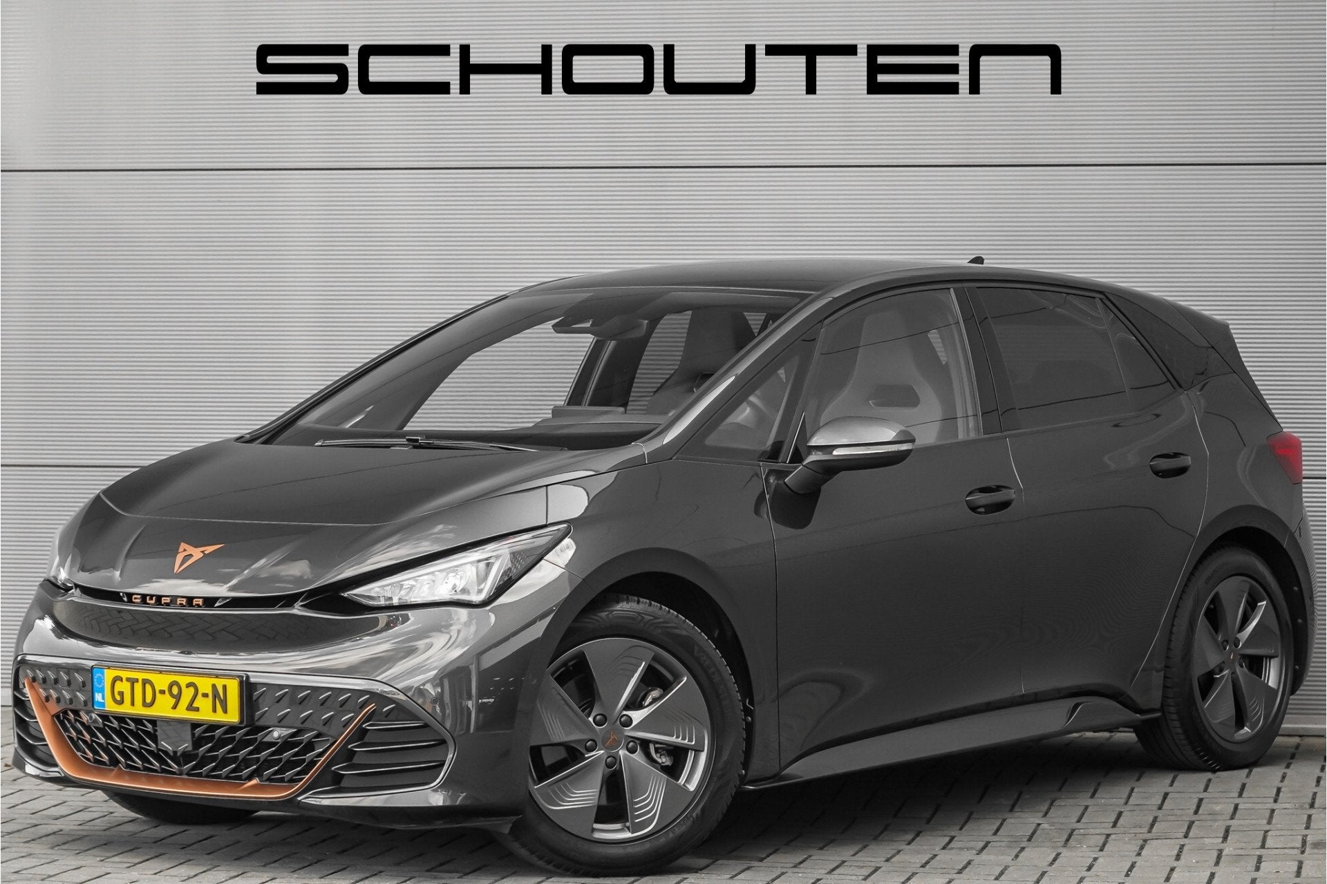 CUPRA Born 62 kWh Pano ACC Keyless Stoelmassage Camera, Auto's, Achterwielaandrijving, Gebruikt, Grijs, 204 pk