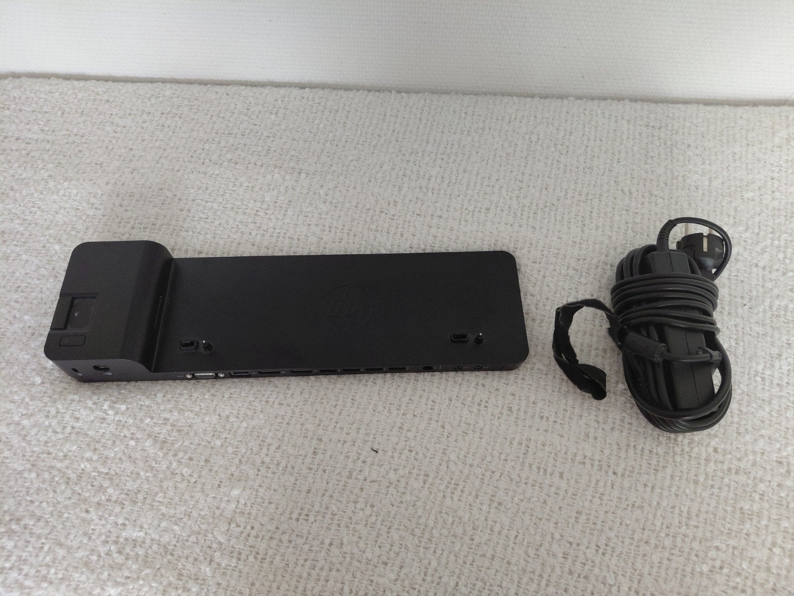 HP docking station met voedingsadapter en kabel, Computers en Software, Dockingstations, Ophalen of Verzenden, Zo goed als nieuw