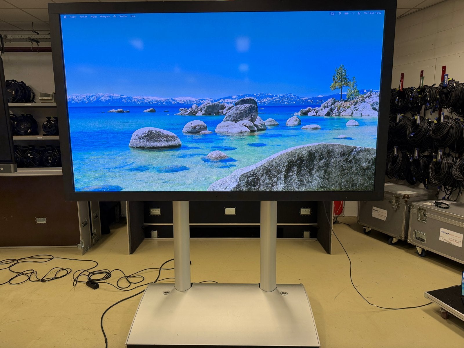 103 inch screen op elektrisch statief met flightcase, Ophalen, Gebruikt, Panasonic, 50 Hz