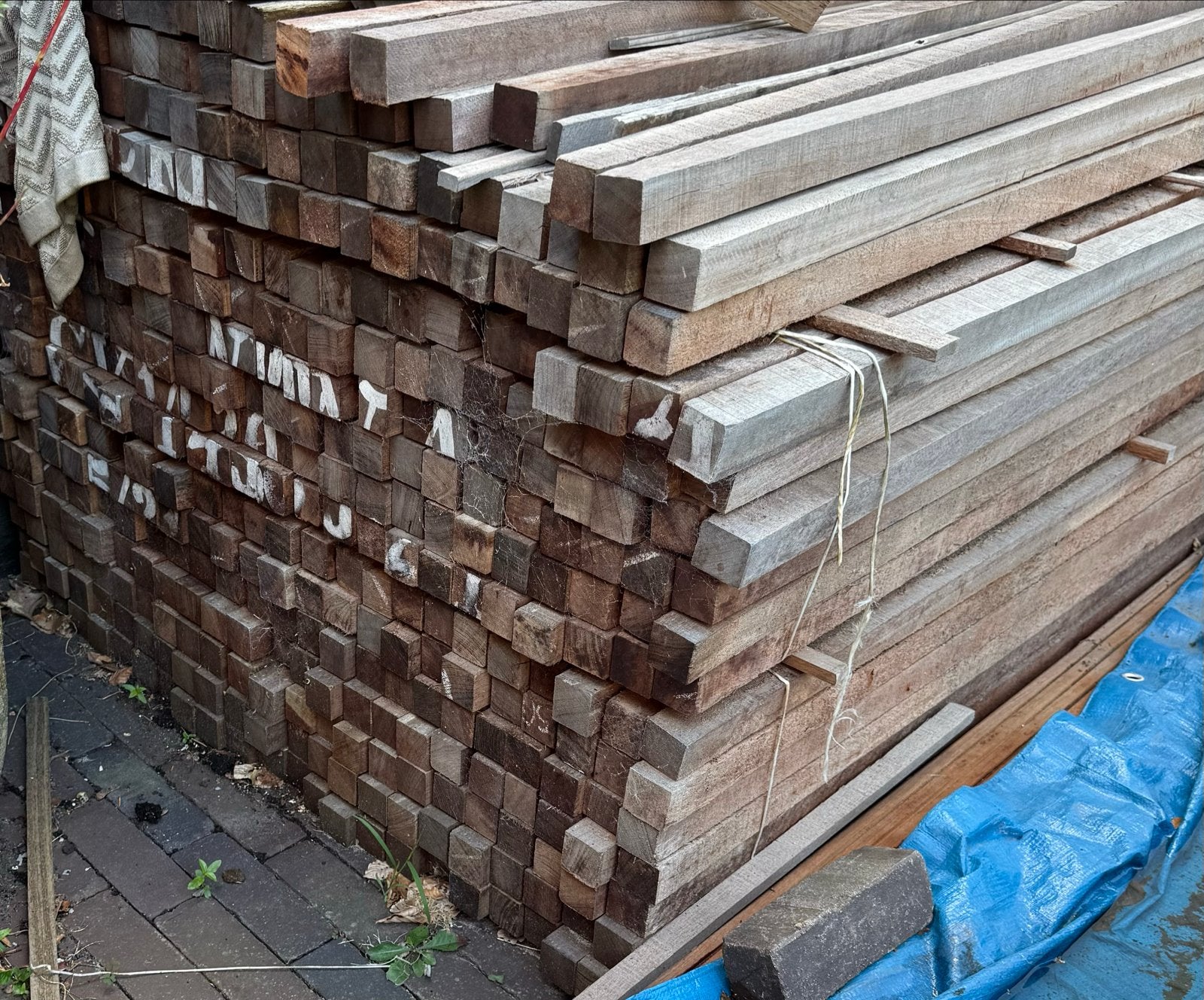 Grote partij gebruikte houten balken bankirai4x4x155, Ophalen, Gebruikt, 25 tot 50 mm, Balk
