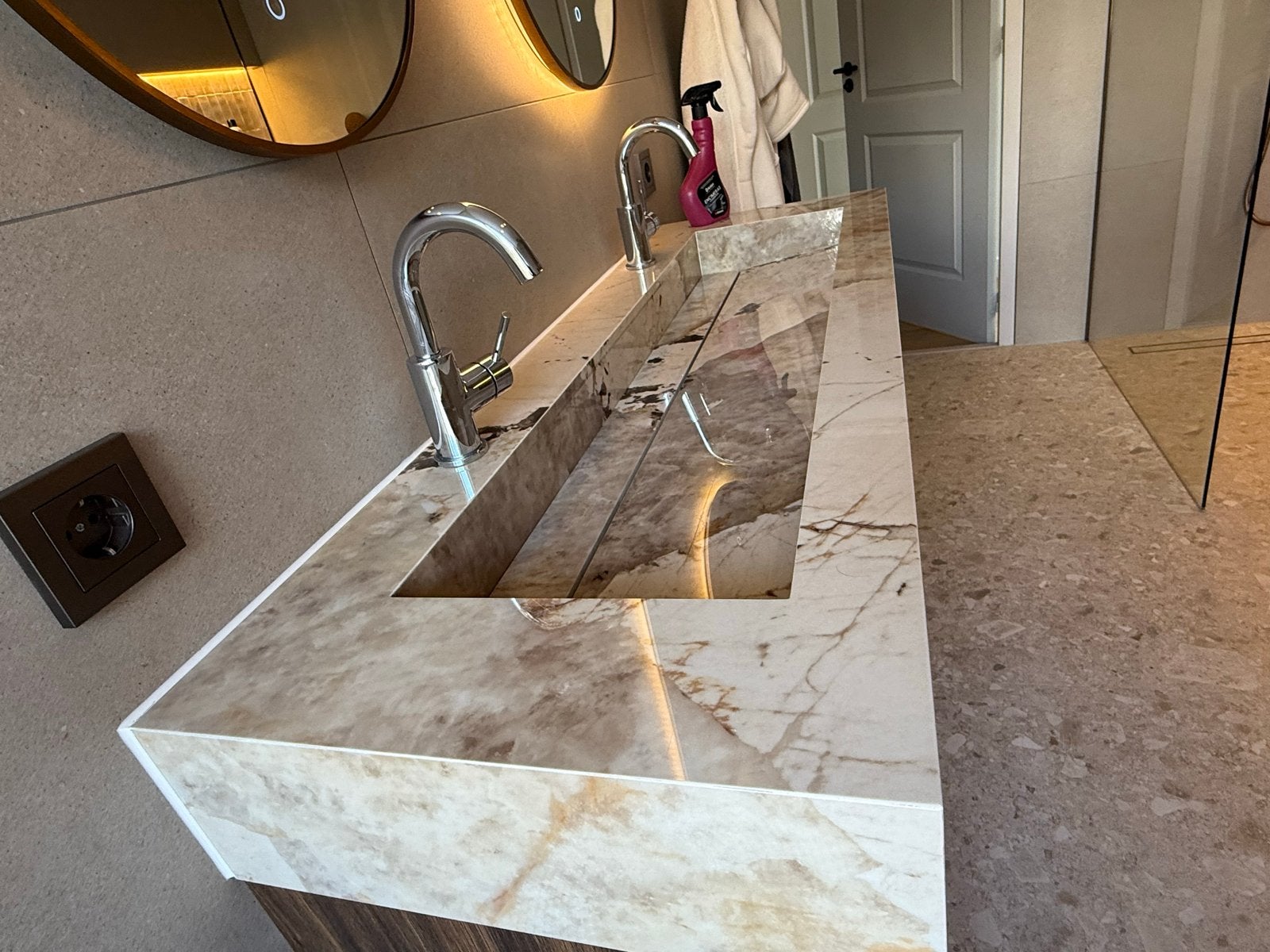 Luxe op maat gemaakte keramische wasbak, Huis en Inrichting, Badkamer | Badkamermeubels, Ophalen, 100 tot 150 cm, Zo goed als nieuw