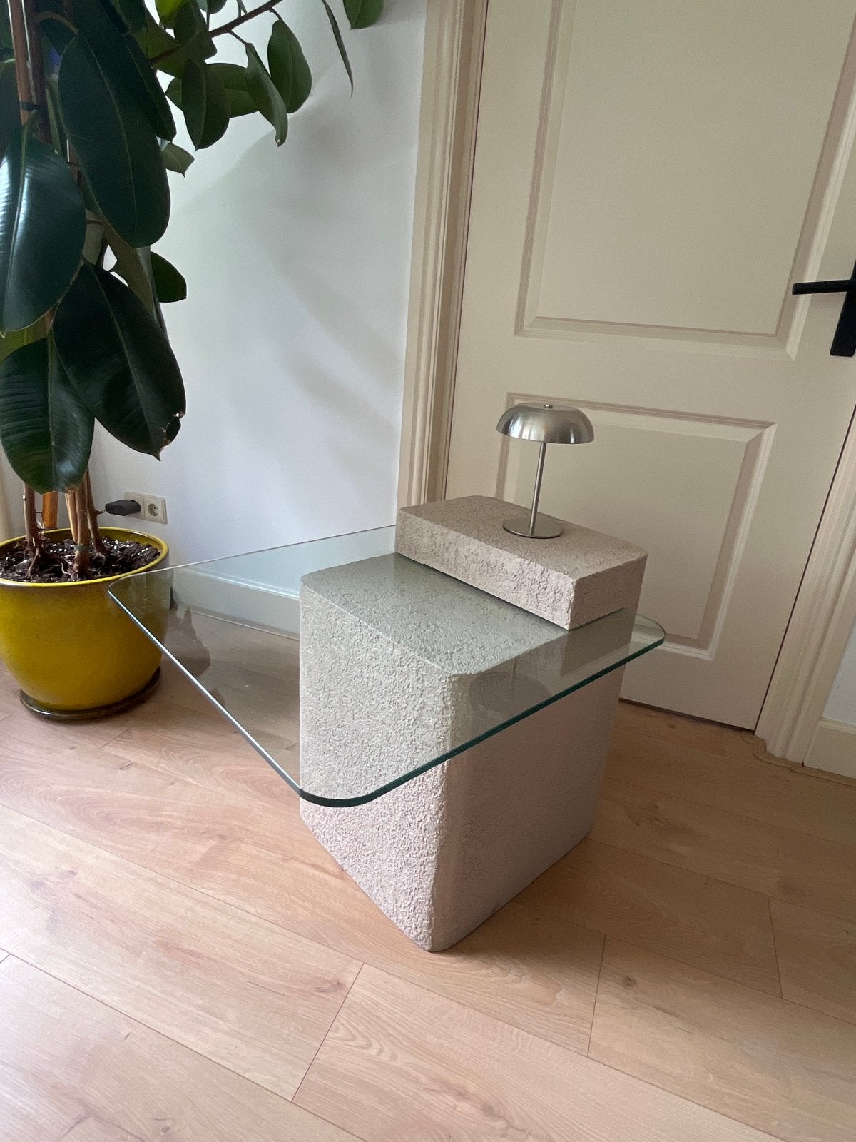Beautiful vintage design side table (light tan / sand color), Overige materialen, Gebruikt, 55 tot 75 cm, Overige vormen