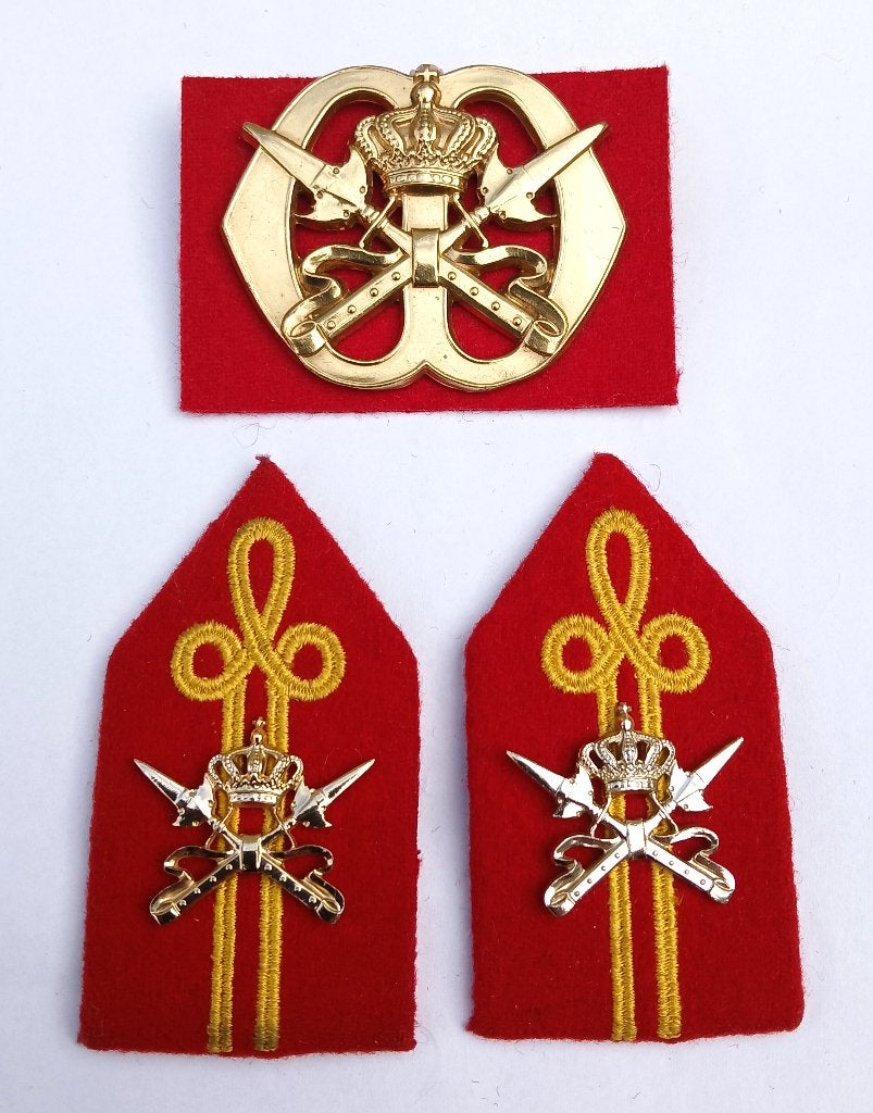 Baretembleem KMS, 1963-heden, oogjes, Ophalen of Verzenden, Landmacht, Nederland, Embleem of Badge