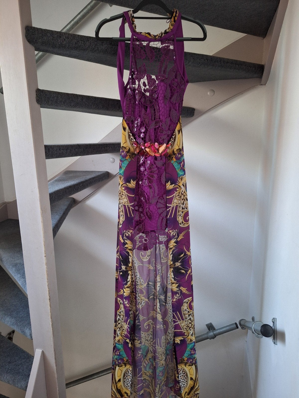 Prachtige paarse jurk met kant en print - Maat M, Kleding | Dames, Maat 38/40 (M), Paars, Ophalen of Verzenden, Onder de knie