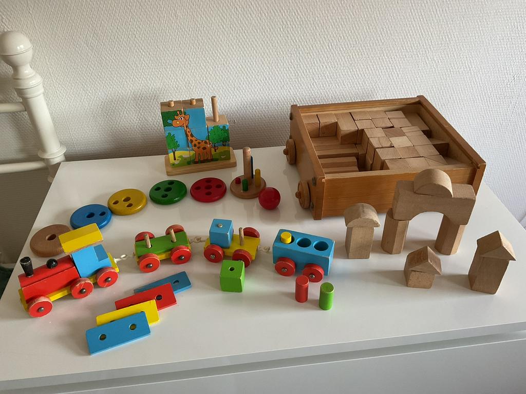 Houten blokken in doos met div. Speeltjes van hout, Ophalen, Gebruikt