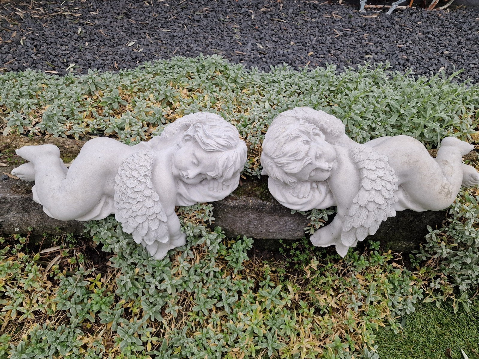 Liggende engel beton, Ophalen