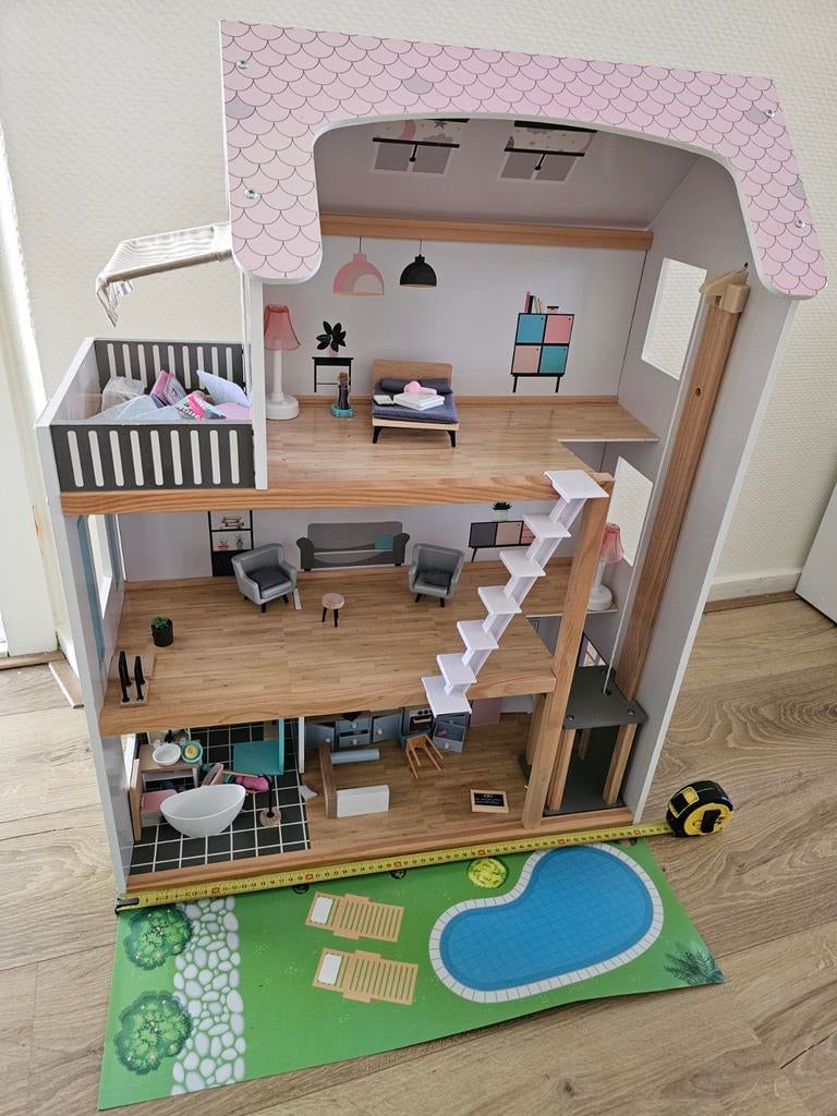 Groot Houten Poppenhuis met Meubels en Zwembad, Ophalen, Gebruikt, Poppenhuis