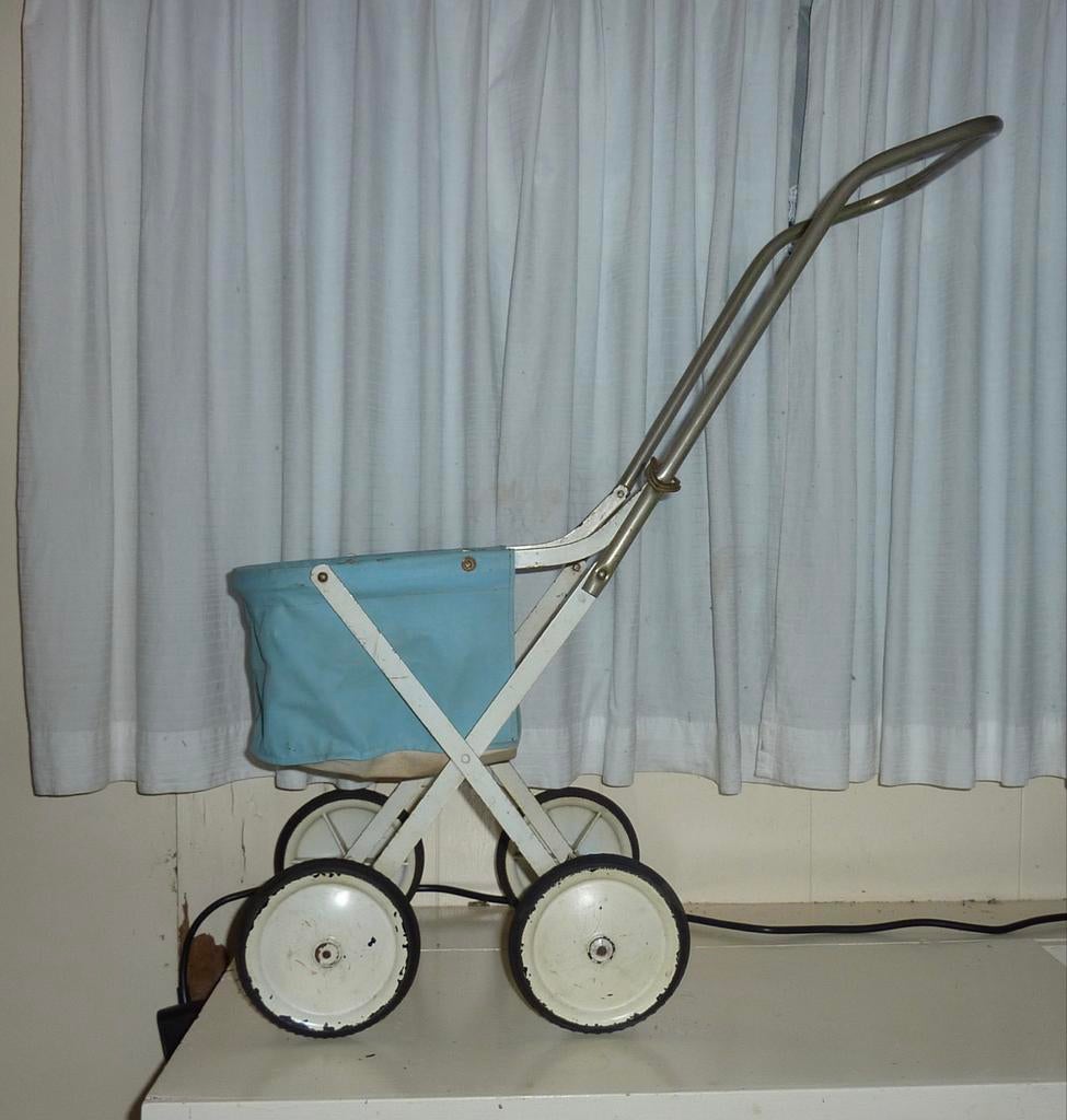 Jaren 50 baby blauw poppenwagen, Verzamelen, Poppenhuizen en Toebehoren, Ophalen of Verzenden, Poppenhuis