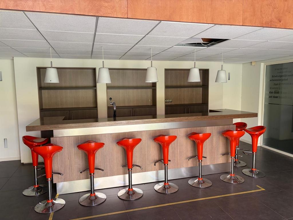 Complete bar met barkrukken, tap en koelkasten, Ophalen, Zo goed als nieuw, Inclusief barstoelen