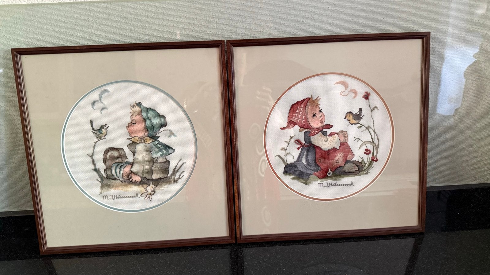 2x Geborduurde Hummel figuren in houten lijst met glas, Ophalen of Verzenden, Gebruikt, Hummel