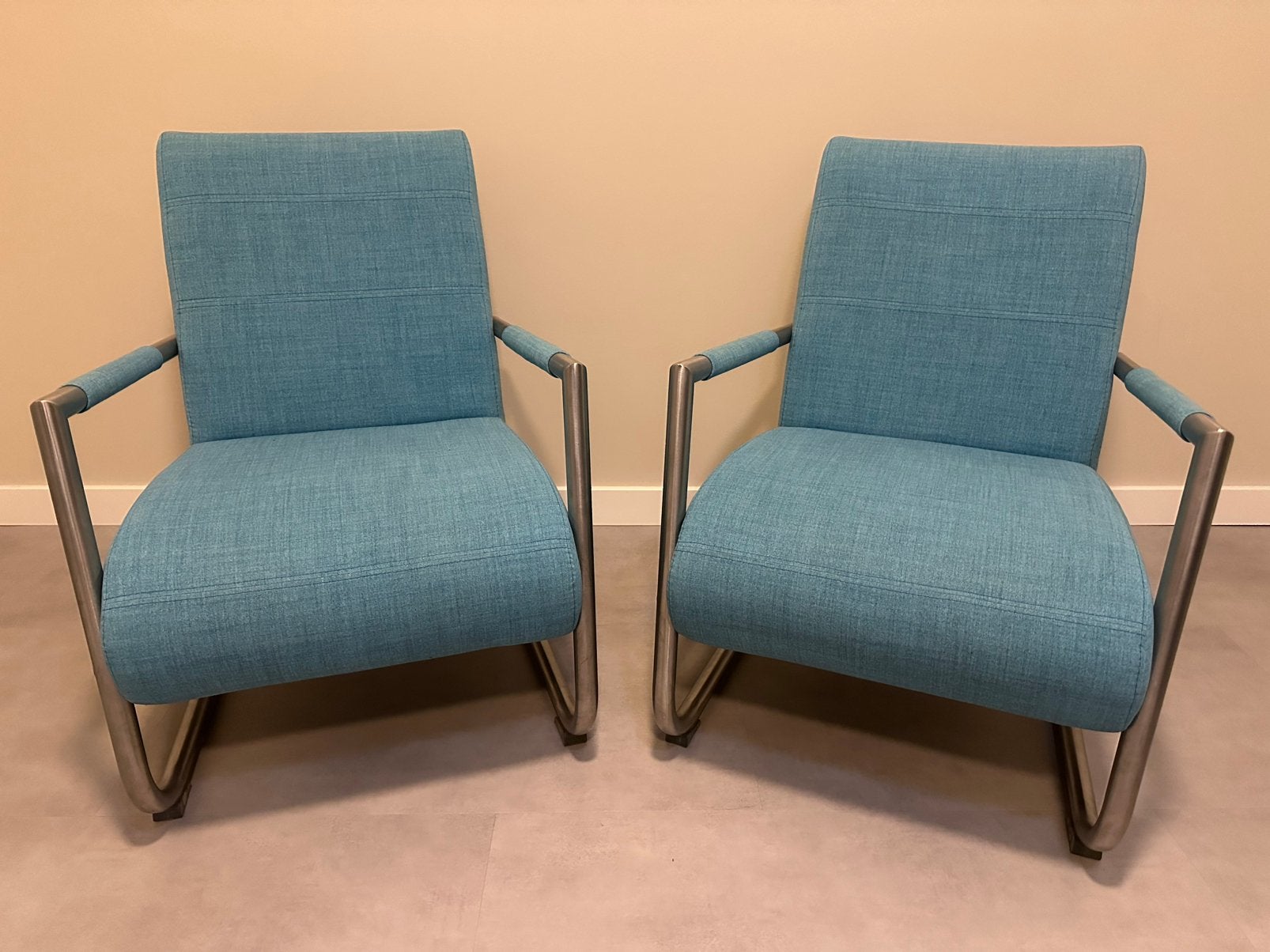2 designfauteuils met RVS sledeframe, Ophalen, Zo goed als nieuw, Minder dan 50 cm