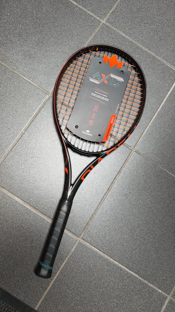 Diadem Axis 100 grip 4, Sport en Fitness, Tennis, Overige merken, L4, Ophalen of Verzenden, Zo goed als nieuw