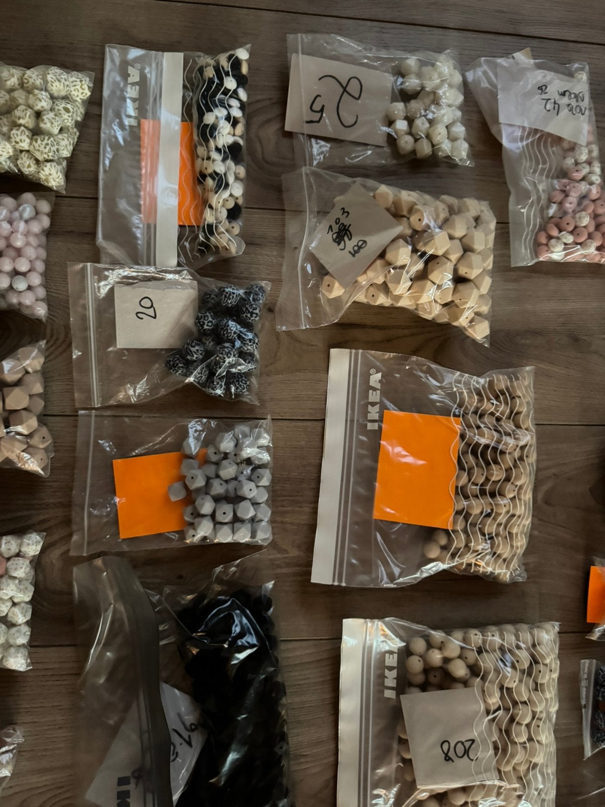 Foto 20 van Mega collectie van 6200+ siliconen kralen te koop