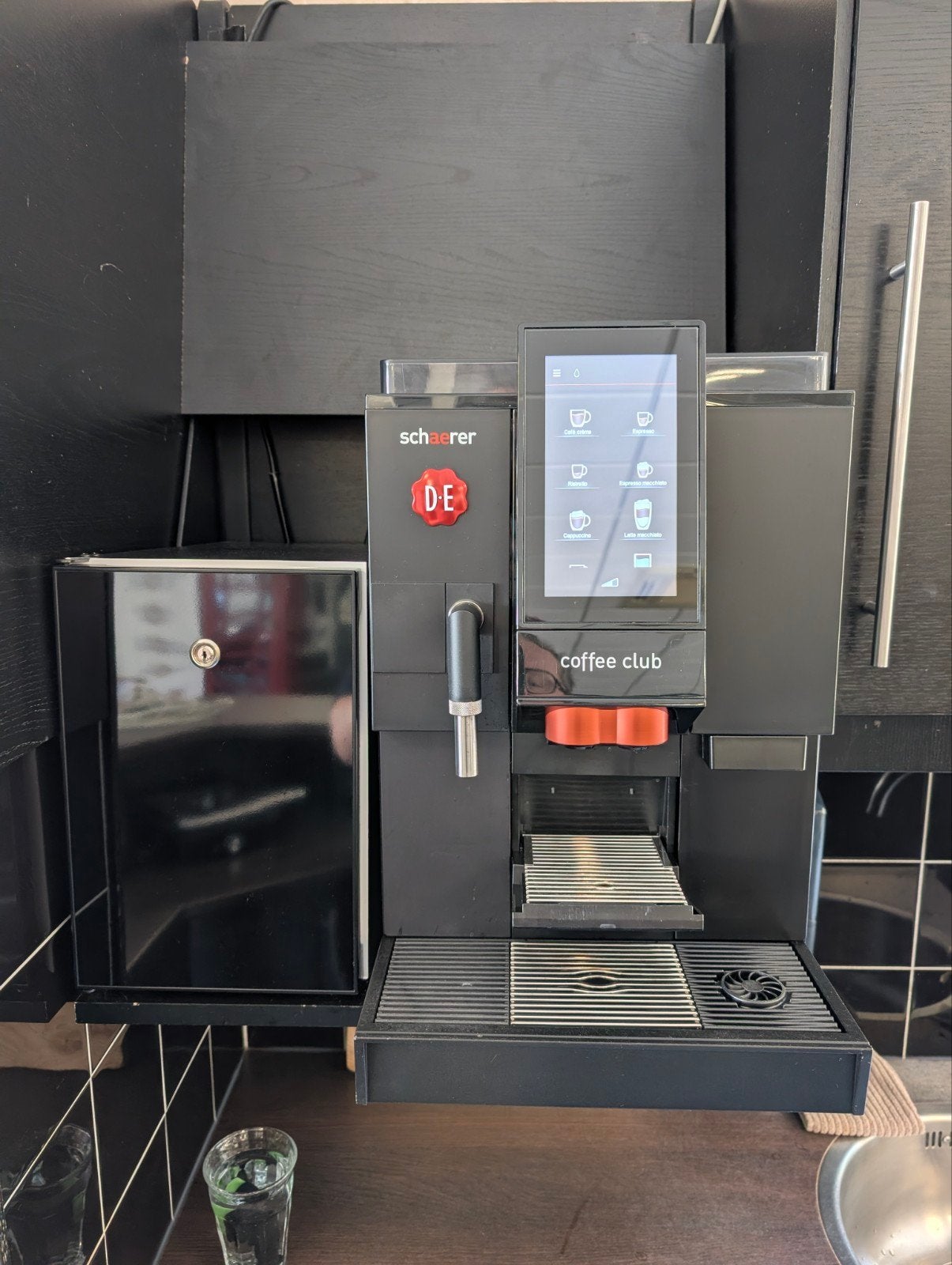 Douwe Egberts Schaerer Koffieautomaat met Koelkastje, Witgoed en Apparatuur, Koffiezetapparaten, 10 kopjes of meer, Koffiemachine