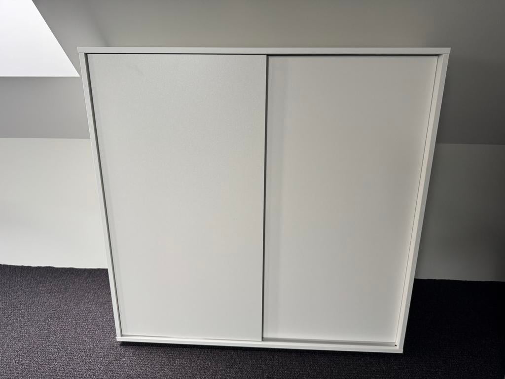 Witte kledingkast voor schuine wand, Ophalen, Met deur(en), 100 tot 150 cm, 100 tot 150 cm