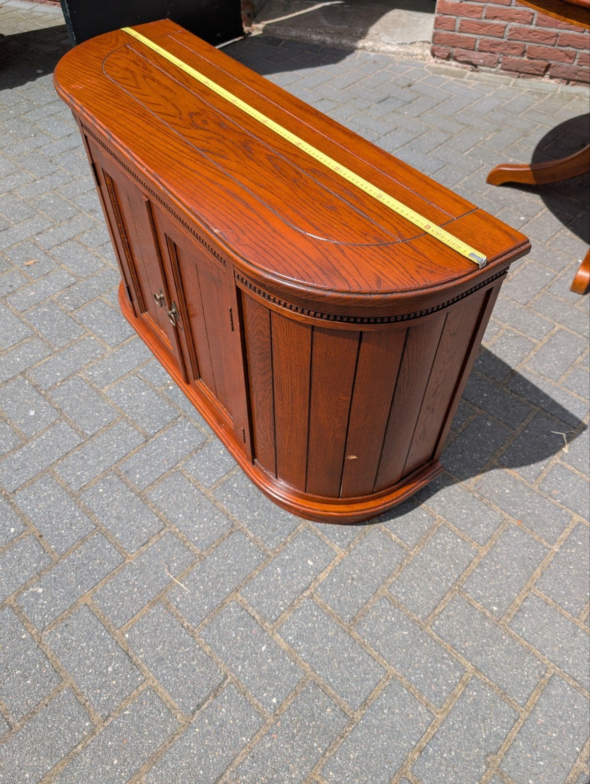 Elegante halfronde eikenhouten kast met deuren, Ophalen