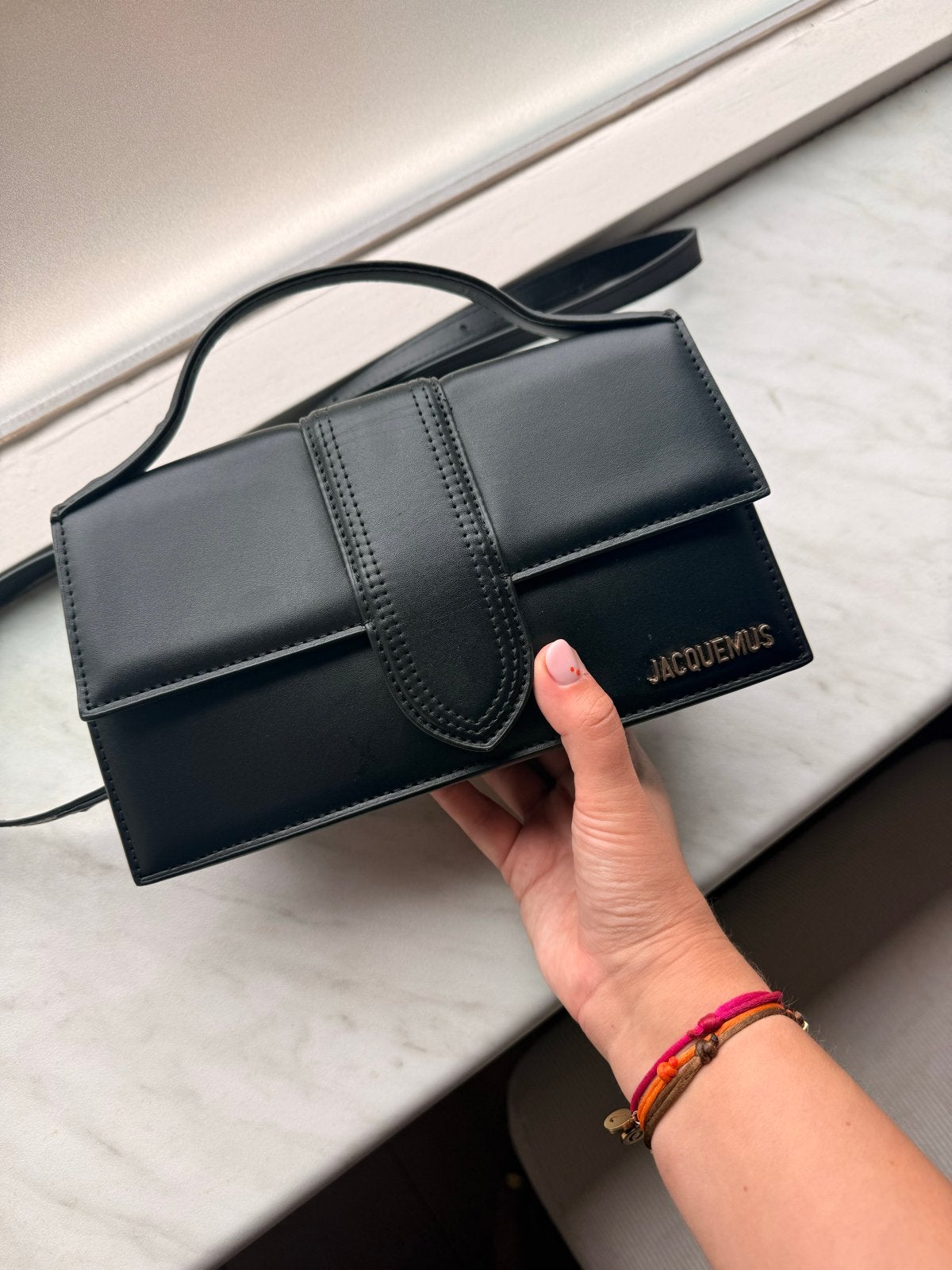 Jacquemus zwart tasje met gouden details, Ophalen of Verzenden, Zo goed als nieuw, Zwart, Schoudertasje