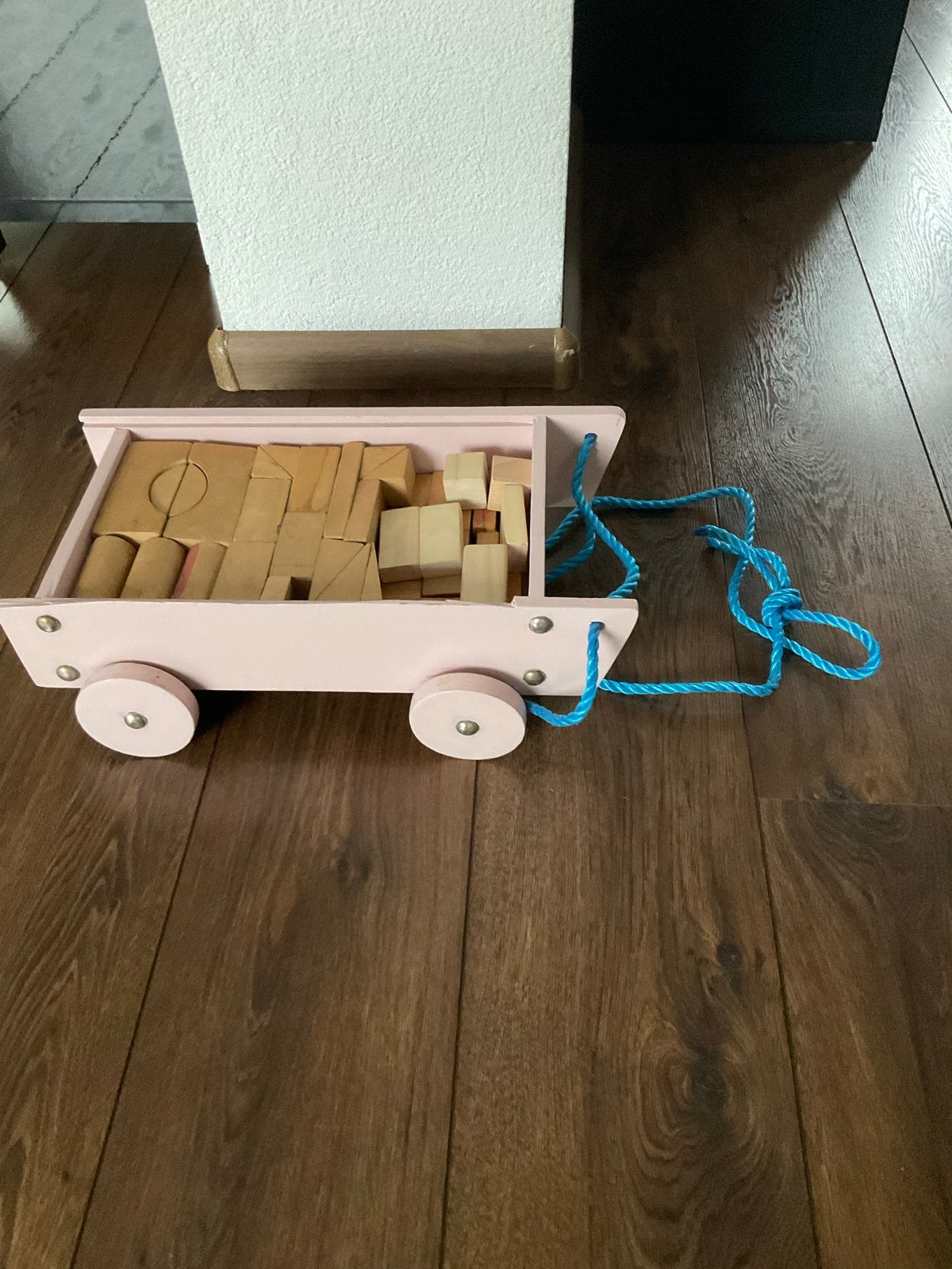Houten blokken in roze trekkar, Ophalen of Verzenden, Gebruikt, Bouwen