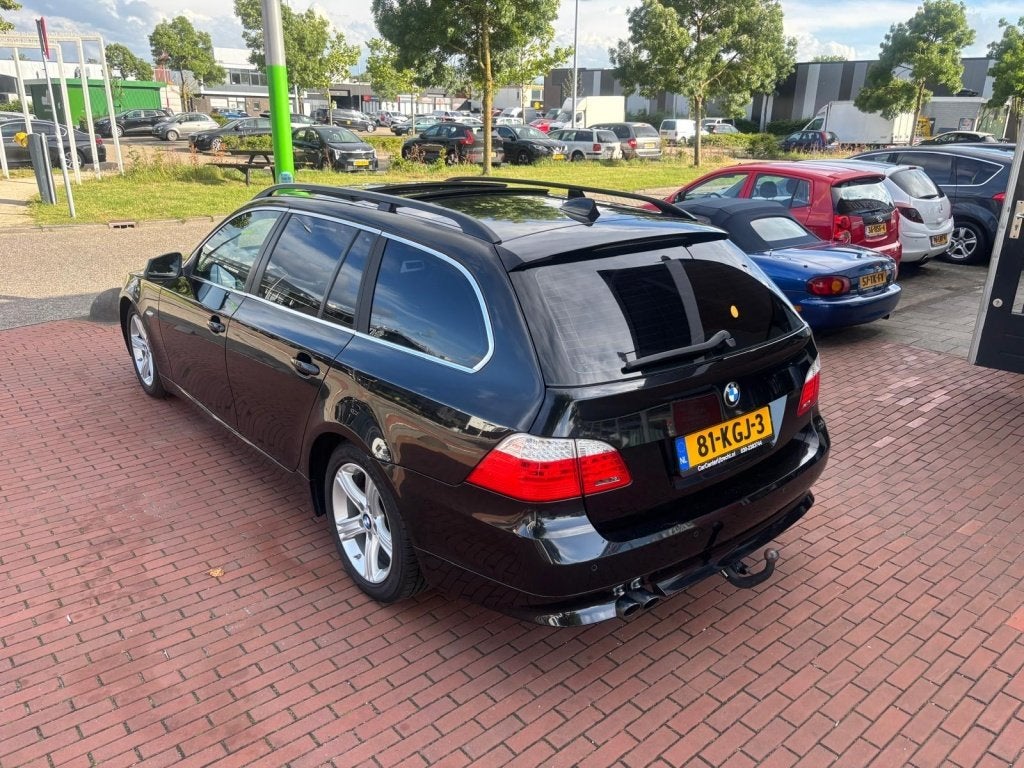 BMW 5 Serie Touring 525i Business Line Edition II | trekhaak, Auto's, BMW, Gebruikt, Zwart, 2000 kg, Automatische klimaatregeling