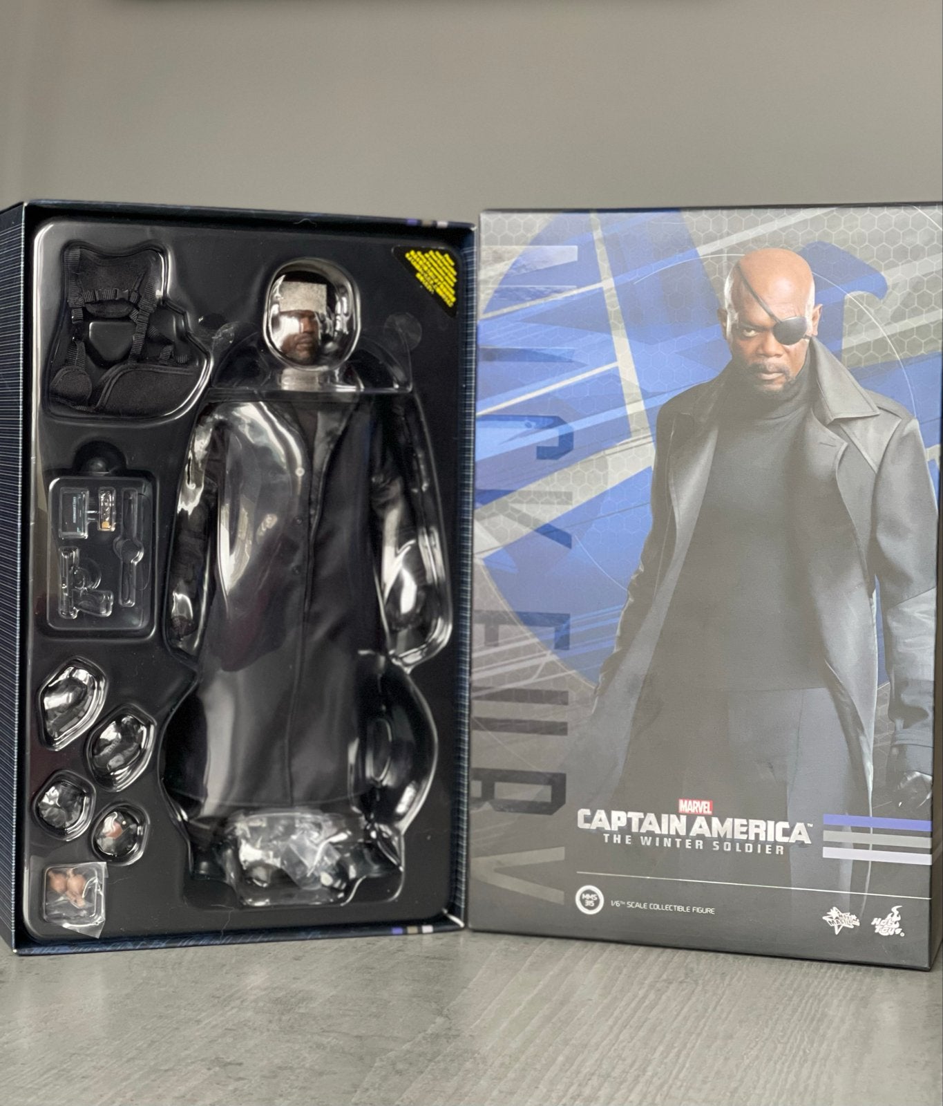 Hot Toys Nick Fury Captain America Winter Soldier, Ophalen of Verzenden, Zo goed als nieuw