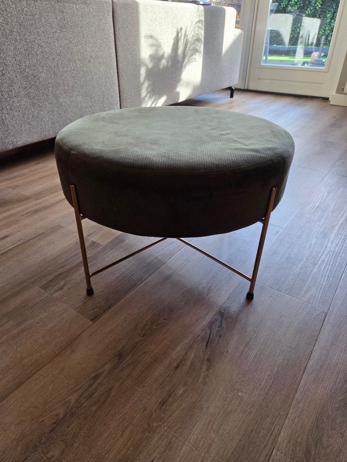 Ronde poef van ribfluweel met gouden poten, Huis en Inrichting, Ophalen, Modern, Retro, Minder dan 50 cm, Rond