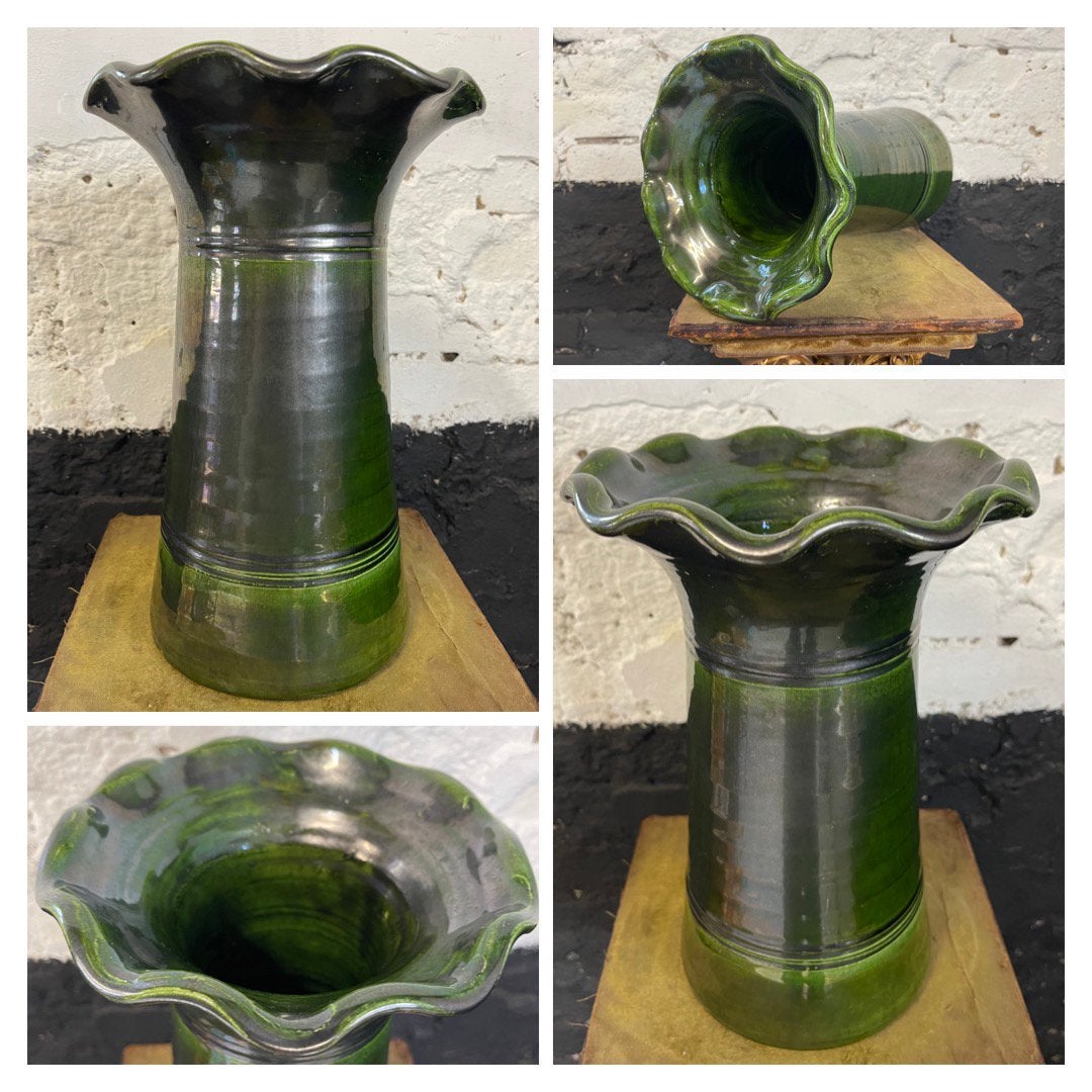 Grote vintage groene vaas provencaals groen aardewerk, 31 cm, Gebruikt, Handgemaakt, Ophalen of Verzenden