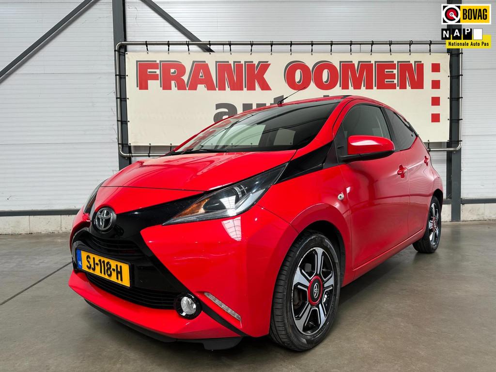 Toyota Aygo 1.0 VVT-i x-pose + Schuifdak|Camera|Climate|Navi, Voorwielaandrijving, Gebruikt, 4 stoelen, Leder en Stof