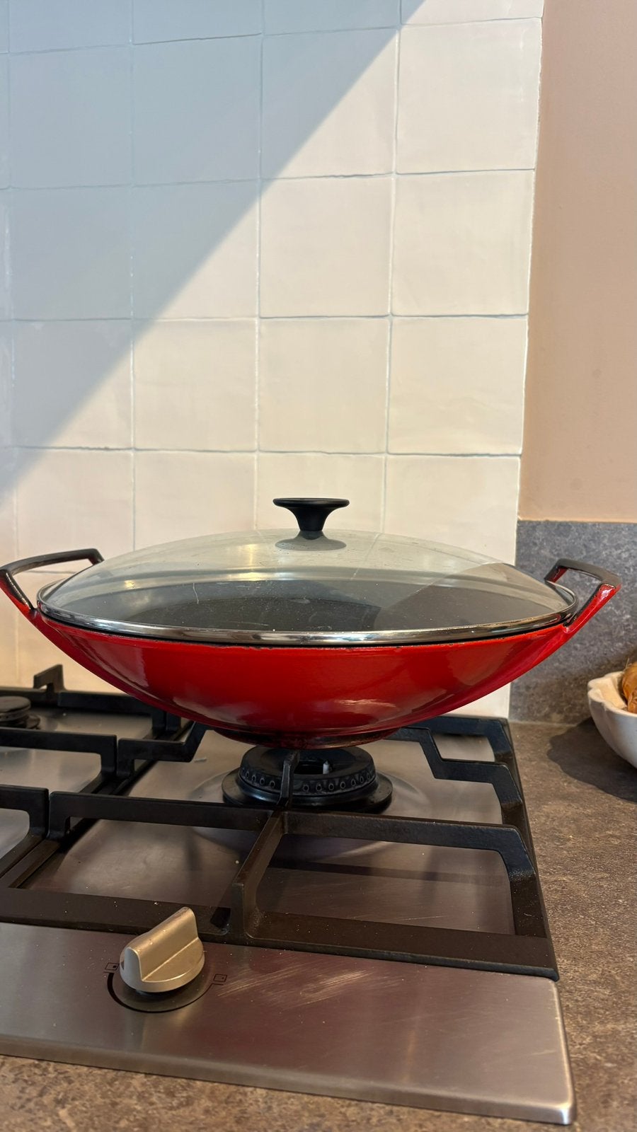 Le Creuset wok, Huis en Inrichting, Keuken | Potten en Pannen, Ophalen, Gietijzer, Le Creuset, Zo goed als nieuw