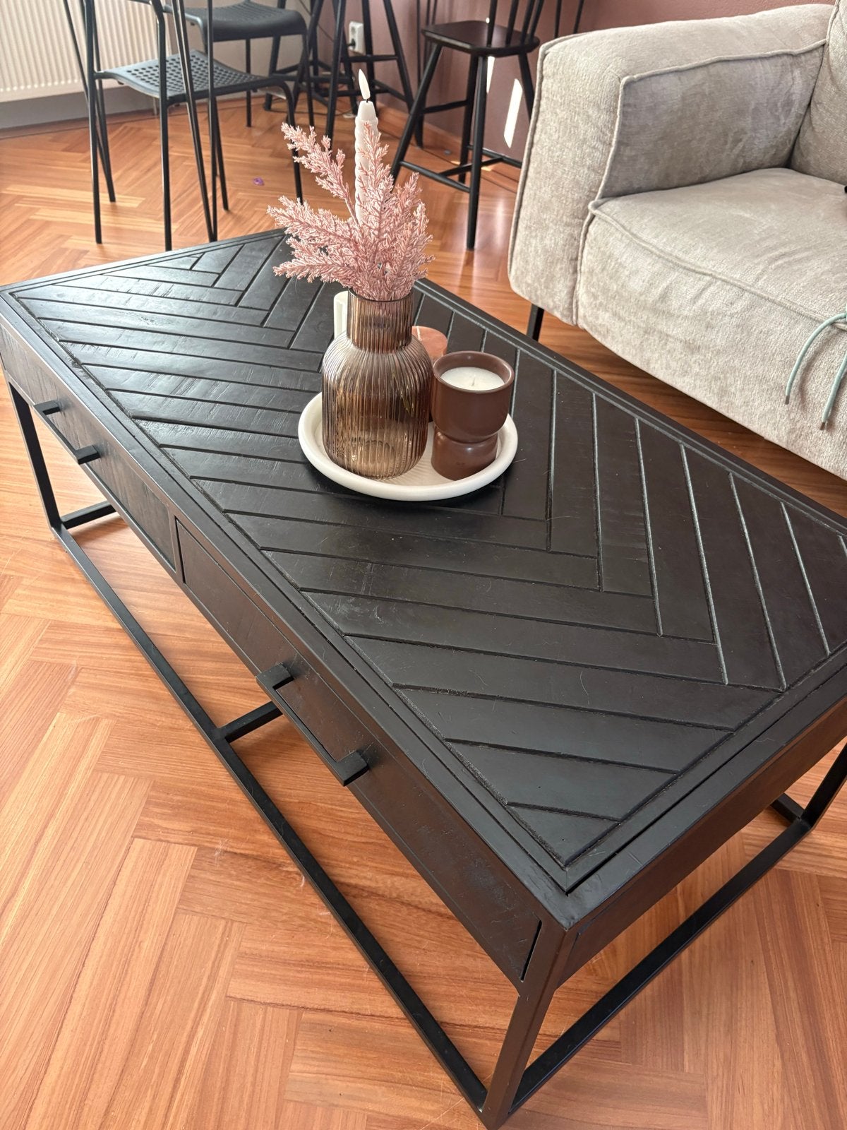 Zwarte salontafel met visgraatmotief en stalen onderstel, Huis en Inrichting, Ophalen, 100 tot 150 cm, 50 tot 100 cm, Zo goed als nieuw