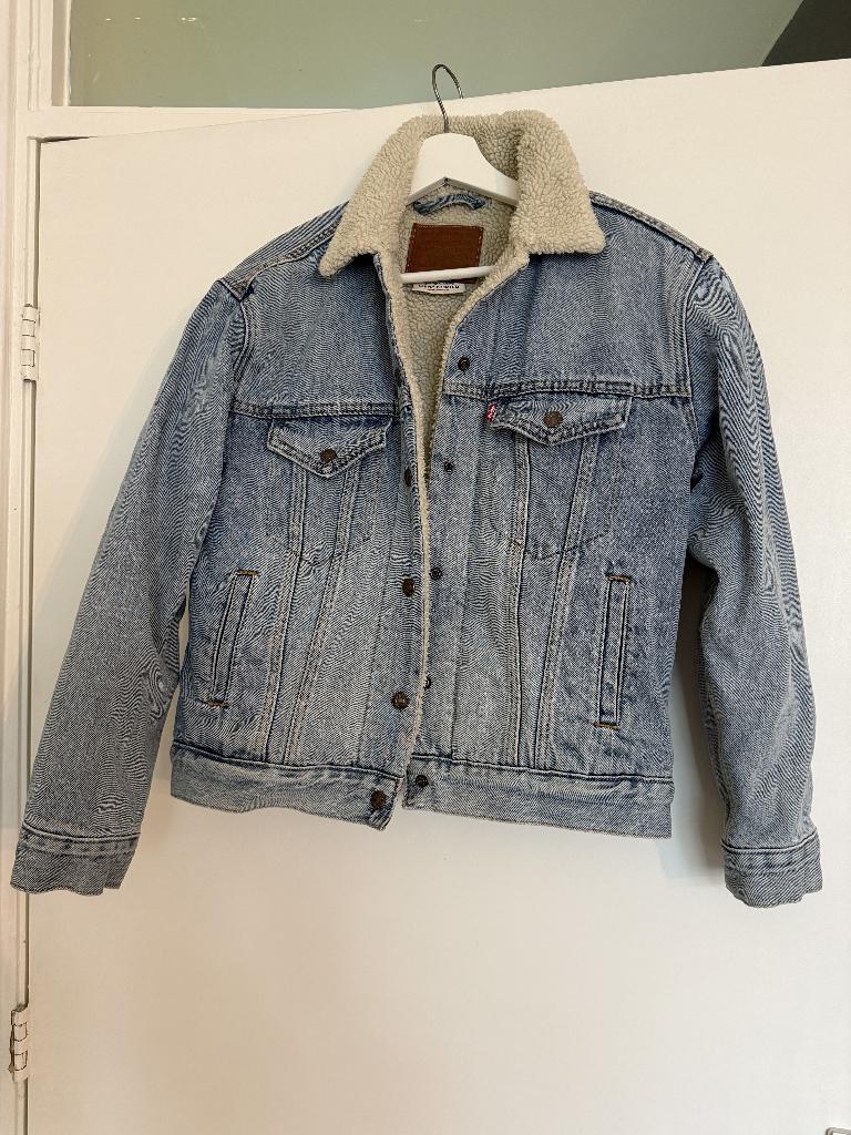 Levi's spijkerjas gevoerd, Blauw, Ophalen of Verzenden, Zo goed als nieuw, Maat 36 (S)