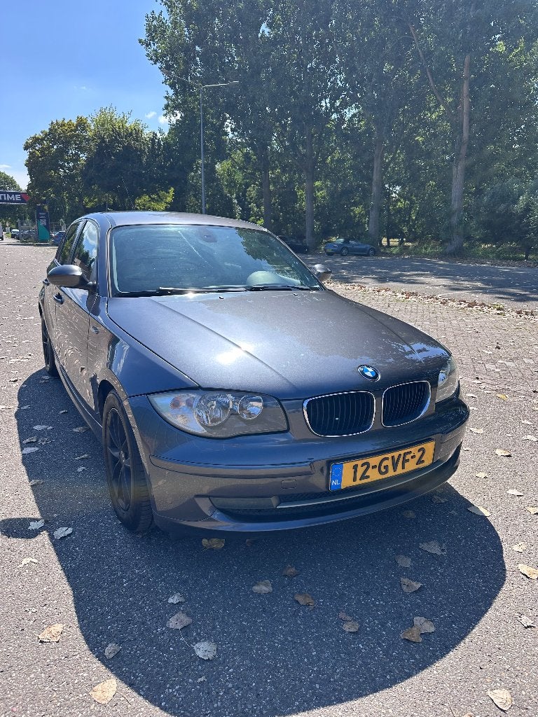 BMW e87 serie 1 2008 Grijs met Airco, Auto's, 1-Serie, Achterwielaandrijving, 1599 cc, 4 cilinders