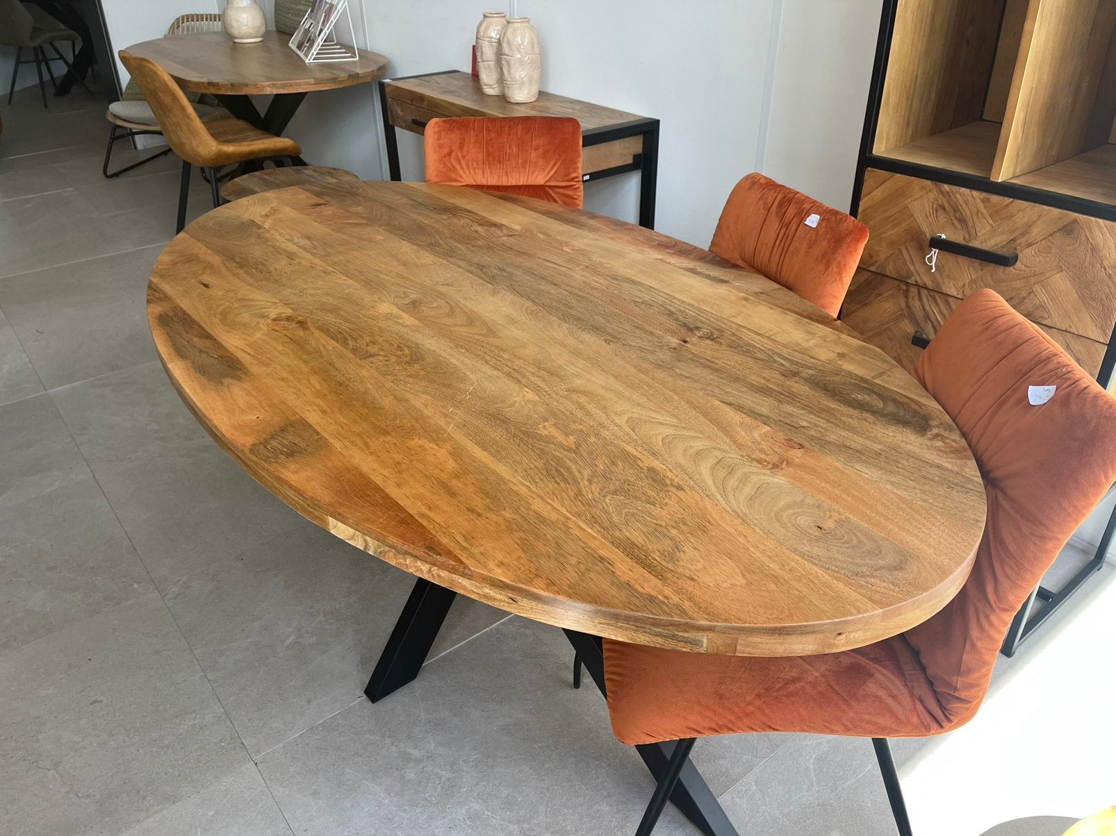 Magazijn leegverkoop eettafel ovaal mangohout matrix zwart