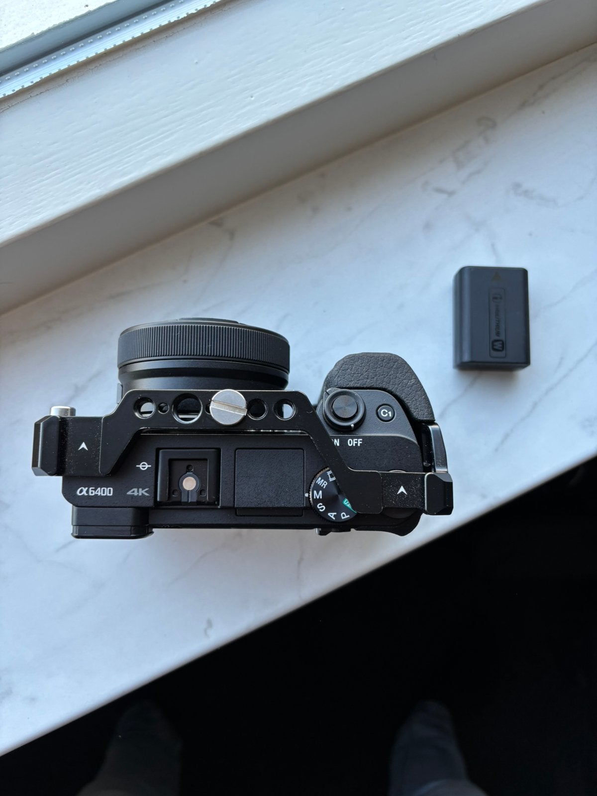 Sony Alpha A6400 met 16-50mm ossII Smallrig cage 800 clicks, Oplader, Ophalen of Verzenden, Zo goed als nieuw, Sony