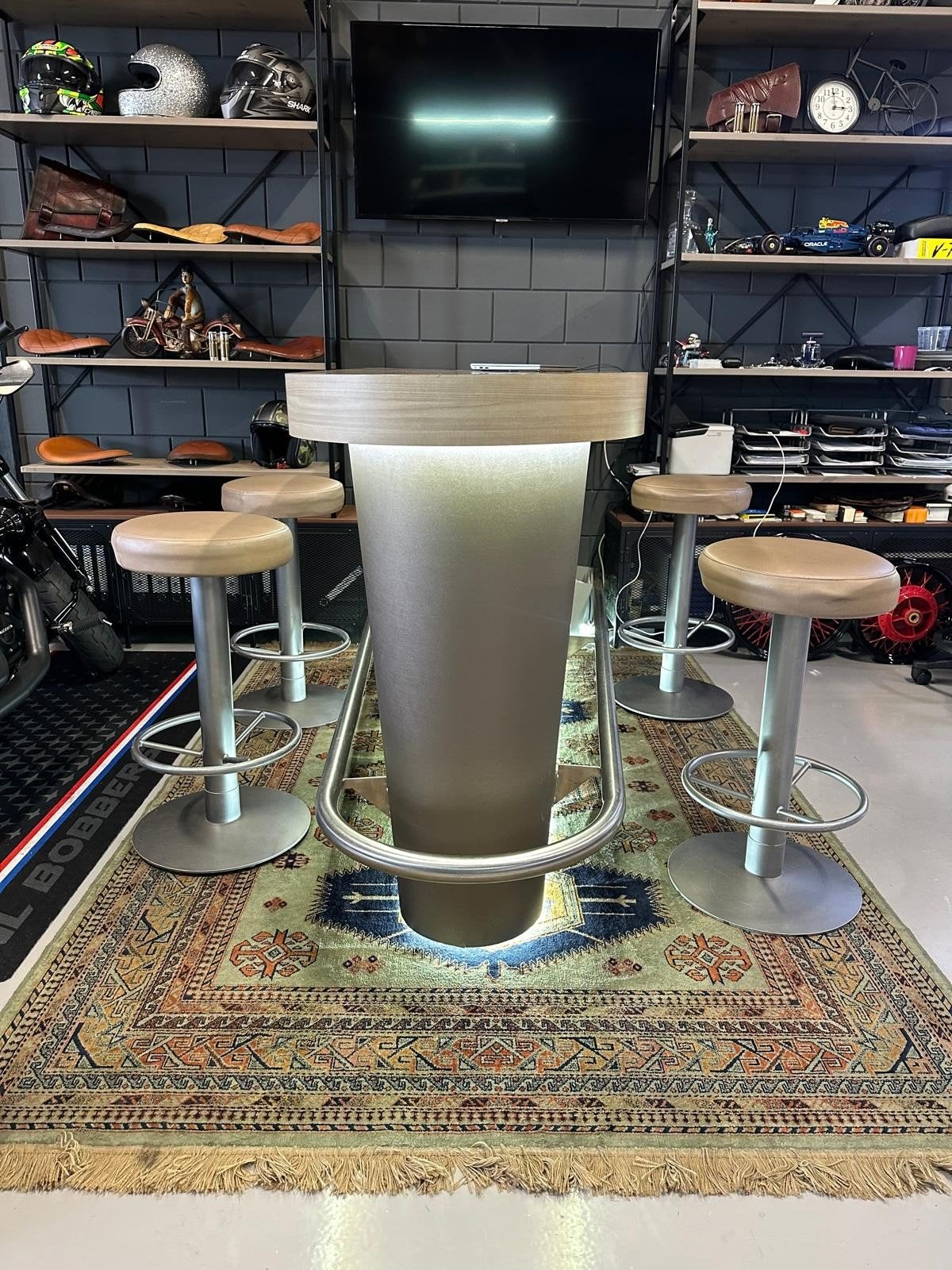 Verkoopbare Balie / Toonbank / Bar met 4 barkrukken, Ophalen, Gebruikt, Inclusief barstoelen